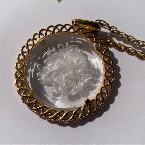 VTG Crown Trifari Zodiac Aries Intaglio Glass - Picture 2 of 6